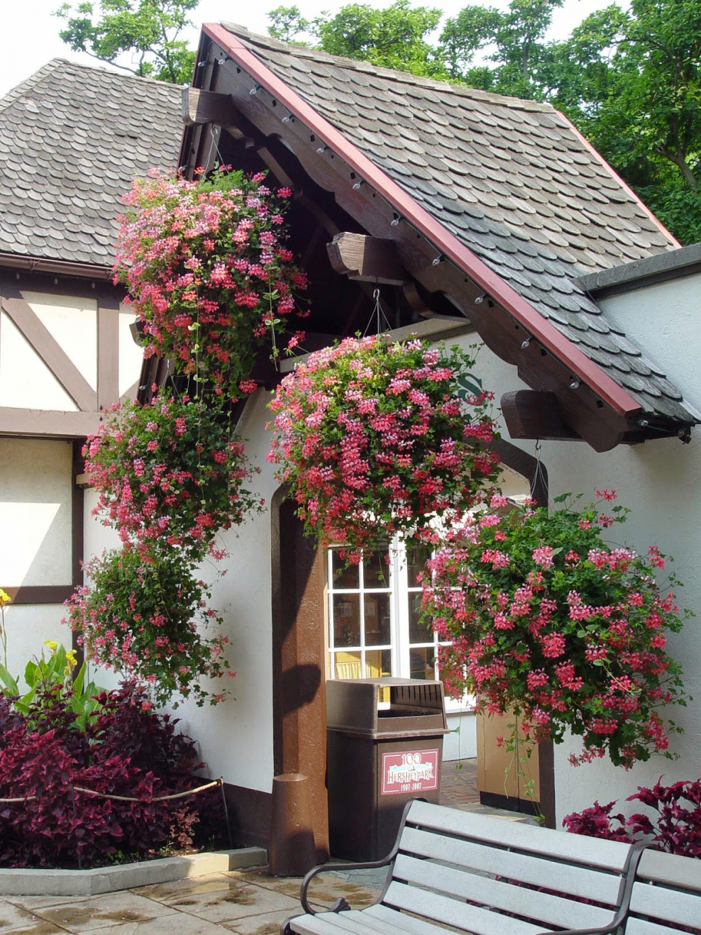 Украшение фасада дома цветами