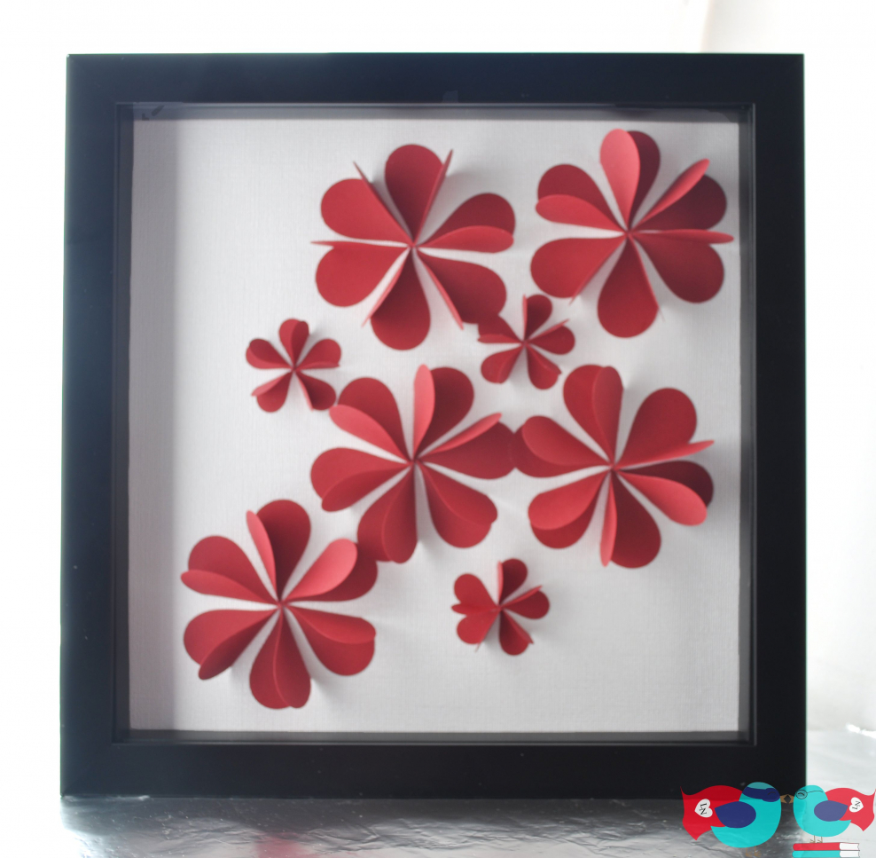 Панно из бумажных сердечек