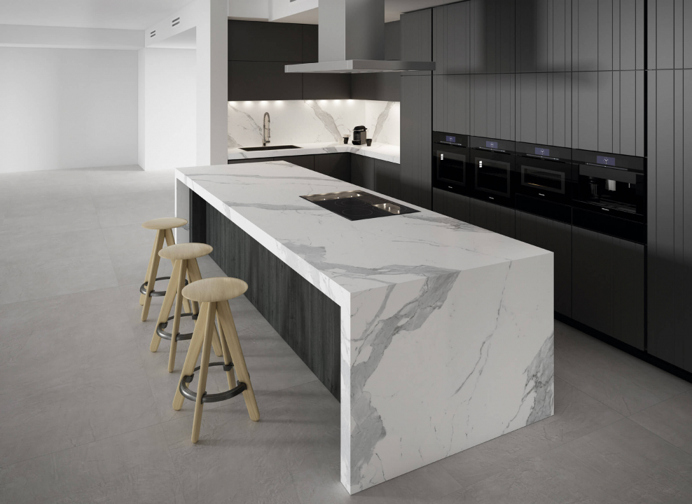 Статуарио керамогранит кухня