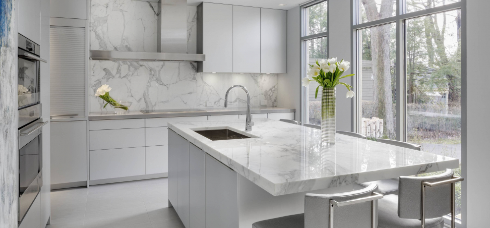Белая кухня с мраморной столешницей