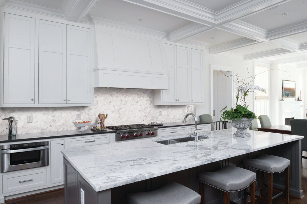 Белая кухня с мраморной столешницей