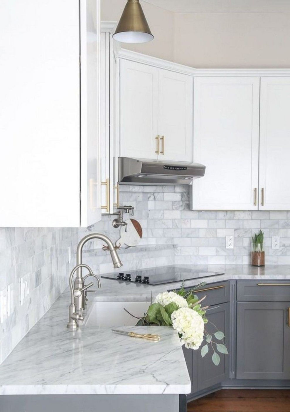 Серая кухня с белой столешницей