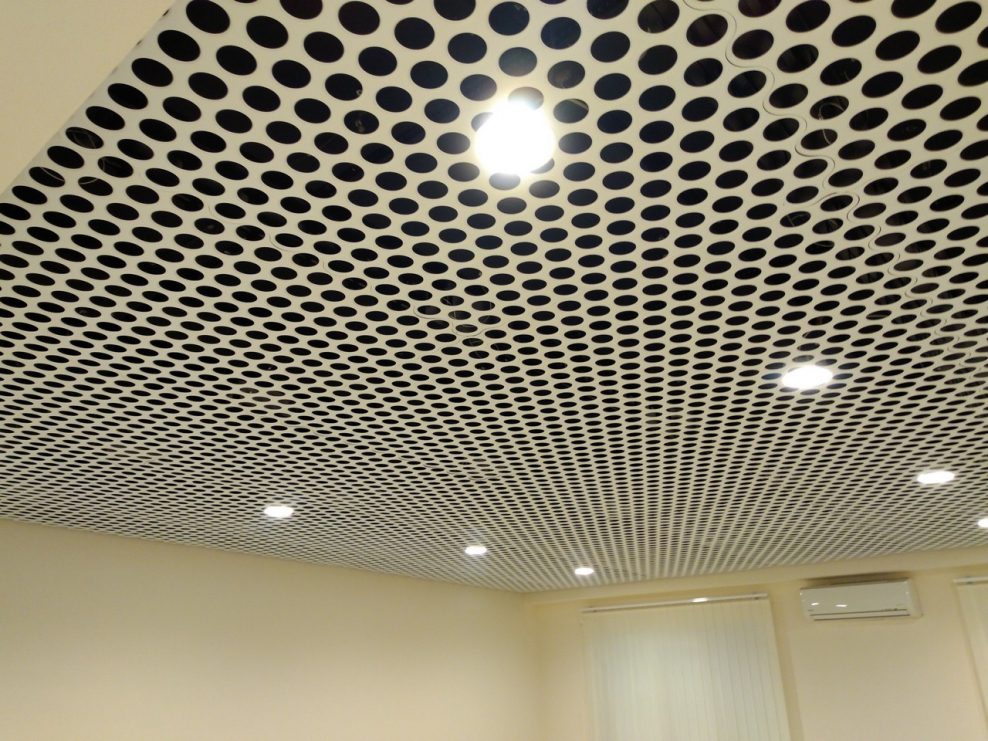 Подвесной перфорированный металлический потолок Албес