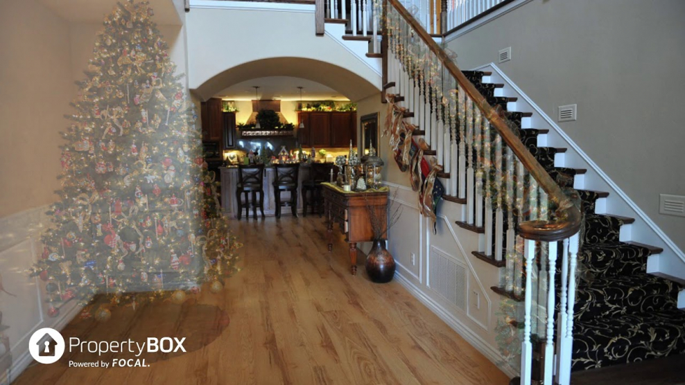 Дом украшенный к новому году внутри