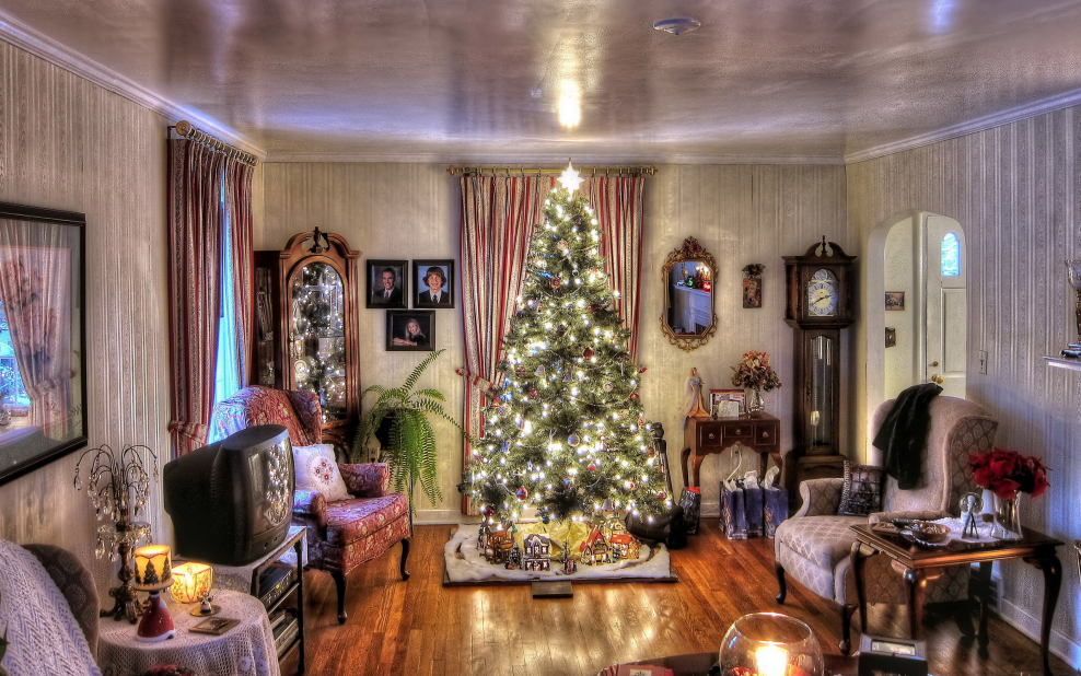 Новогодняя елка в комнате