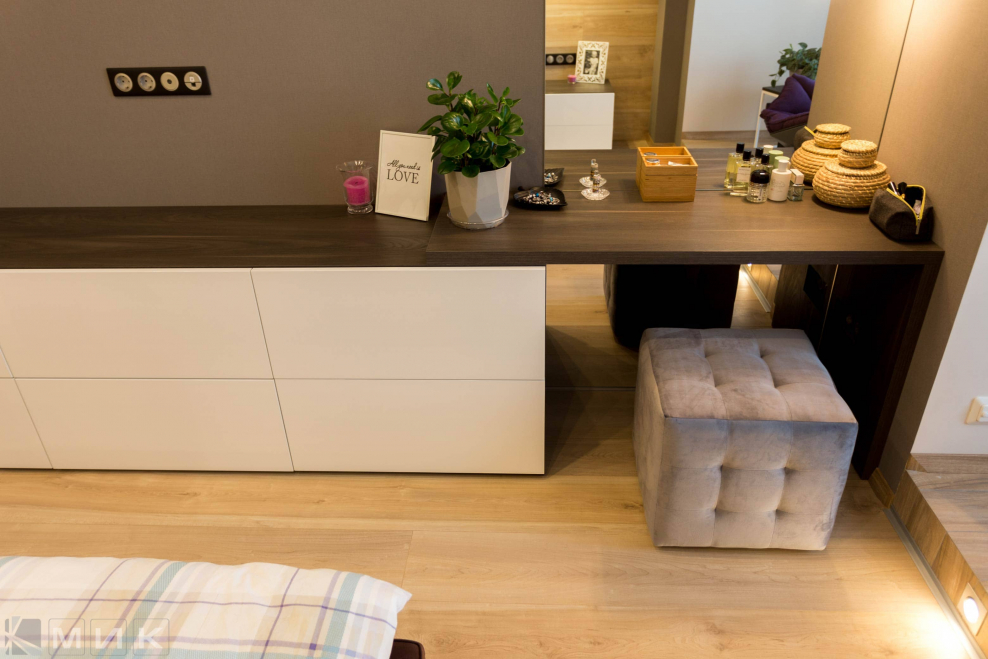 Длинная тумба с туалетным столиком