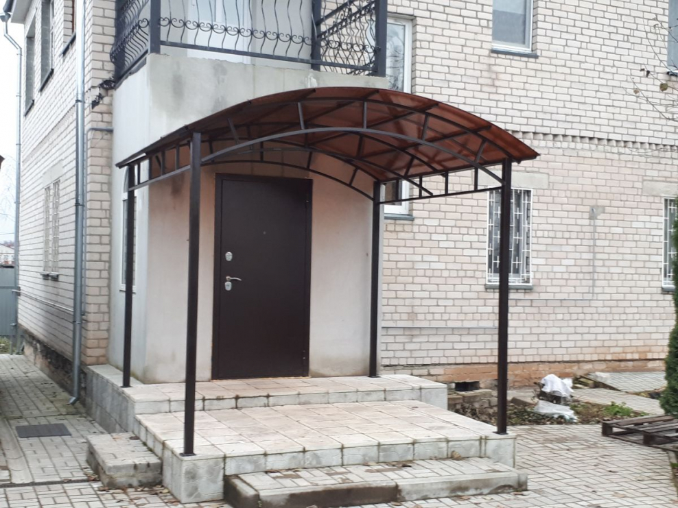 Козырёк над крыльцом из поликарбоната