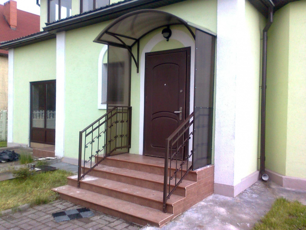 Навес над ступеньками