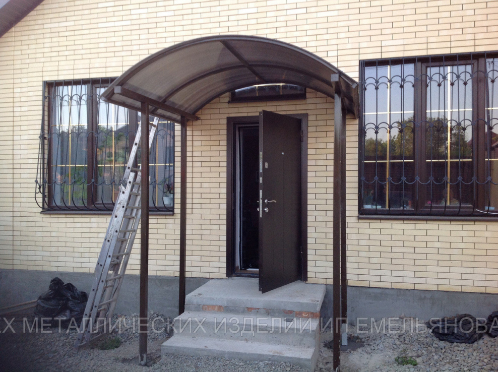 Украшение вьющимися растениями двора