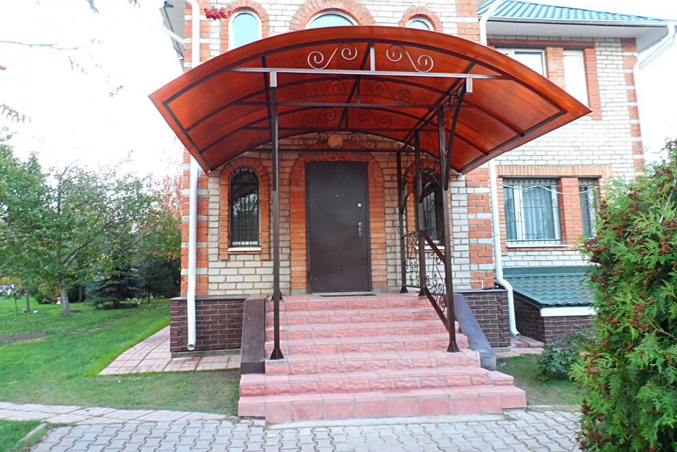 Коттедж с навесом