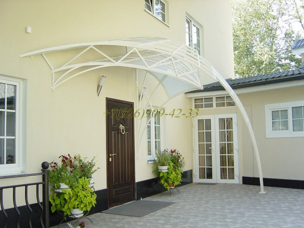 Кованый козырек над крыльцом с перилами