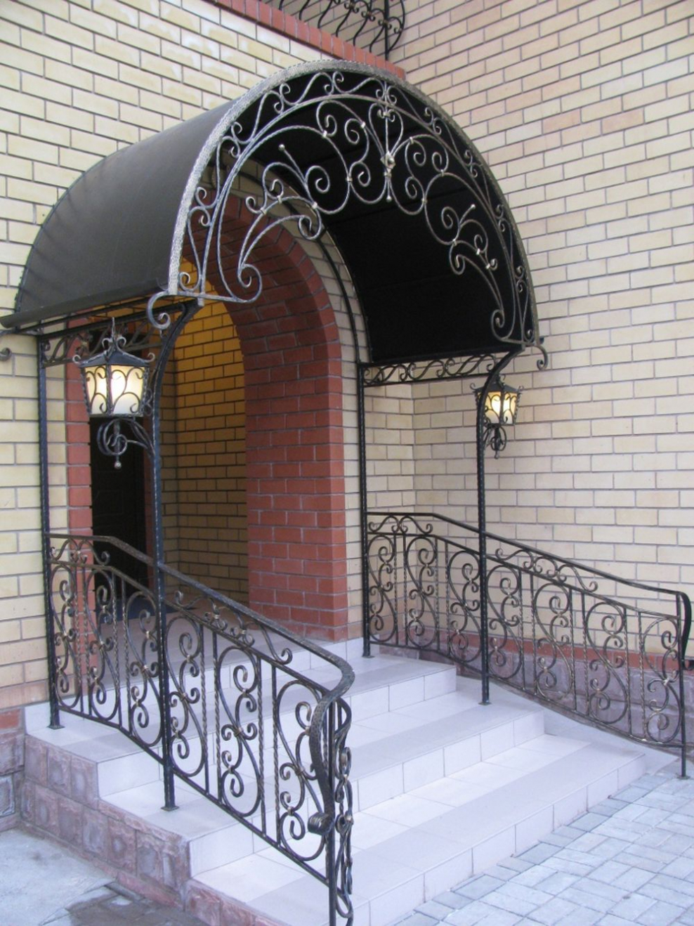 Входная группа в частный дом из кирпича