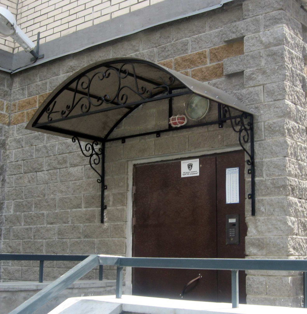 Угловой навес над крыльцом