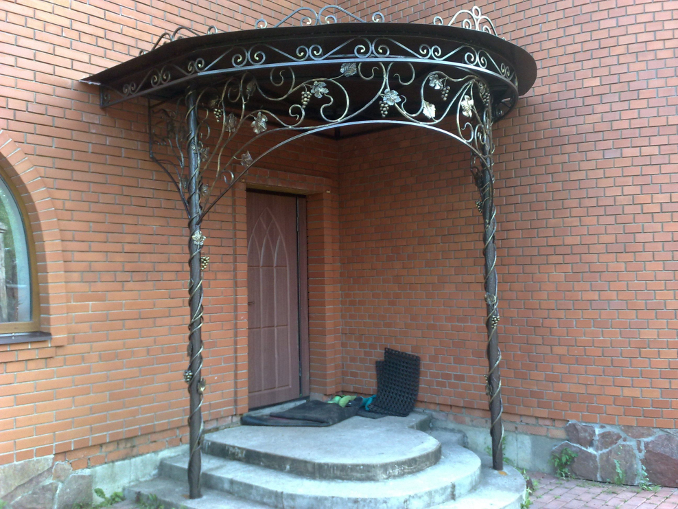 Козырек над крыльцом из металлочерепицы