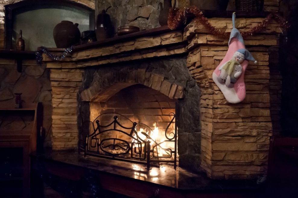 Диван возле камина