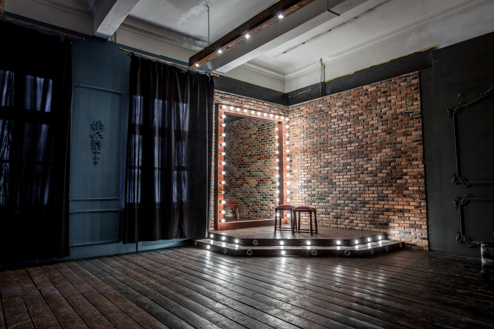 Средневековый интерьер с камином