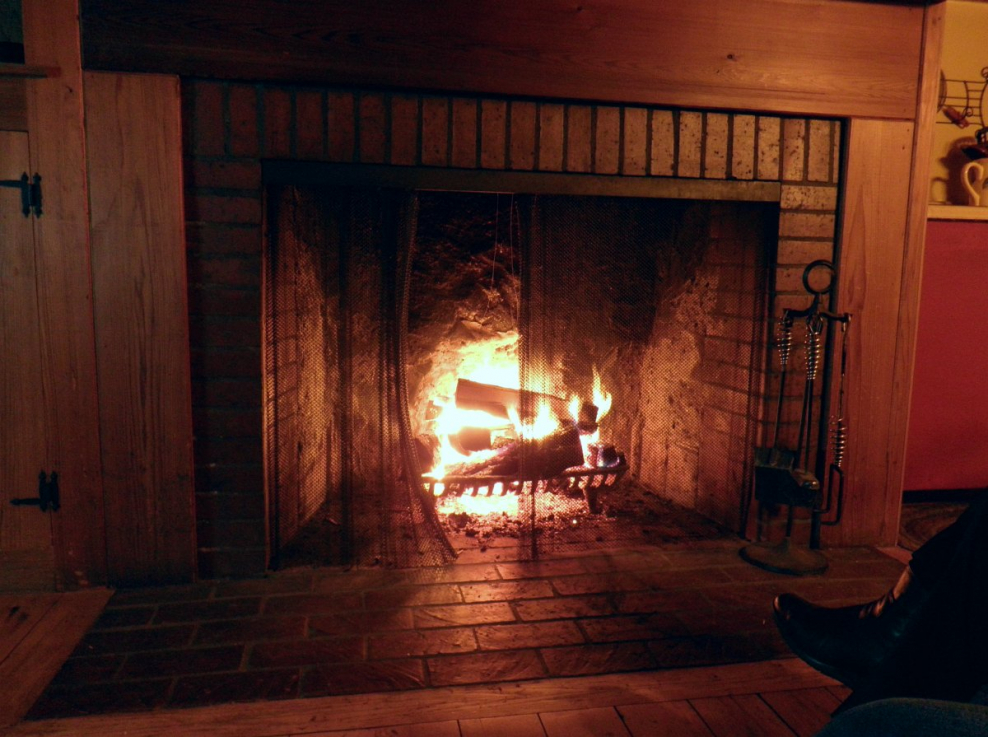 Уютная комната с камином