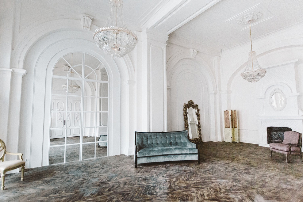 Старинный зал с камином