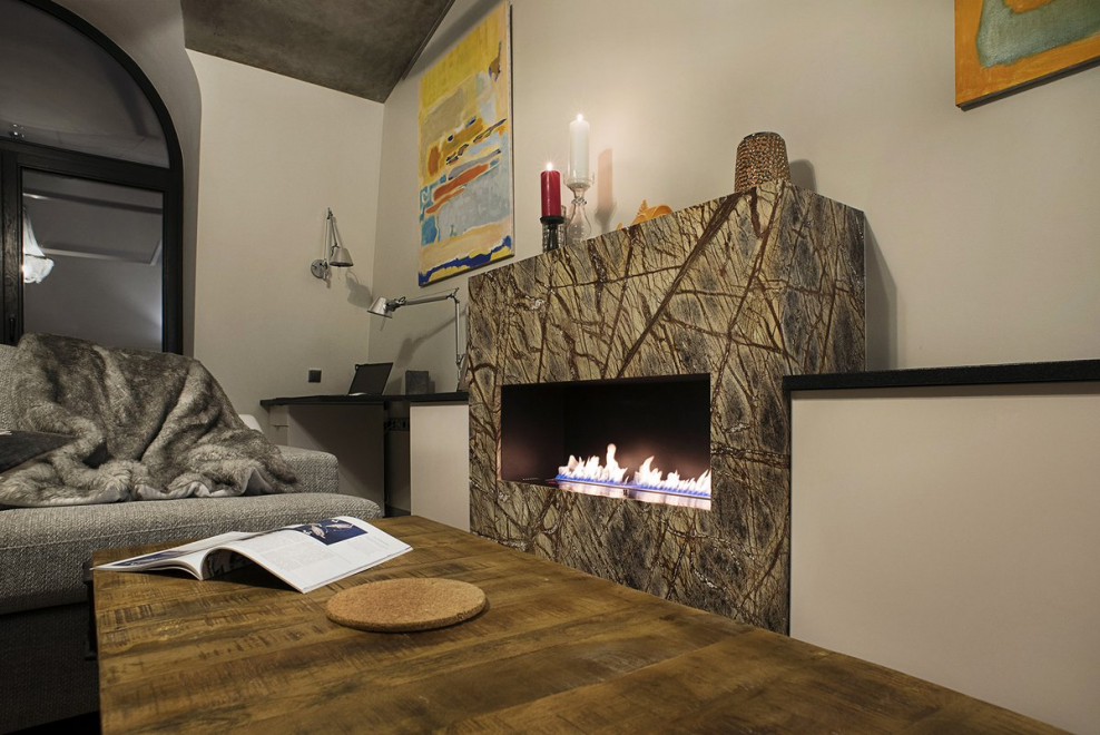 Старинная комната с камином