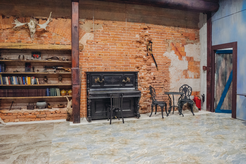 Красивая комната с камином