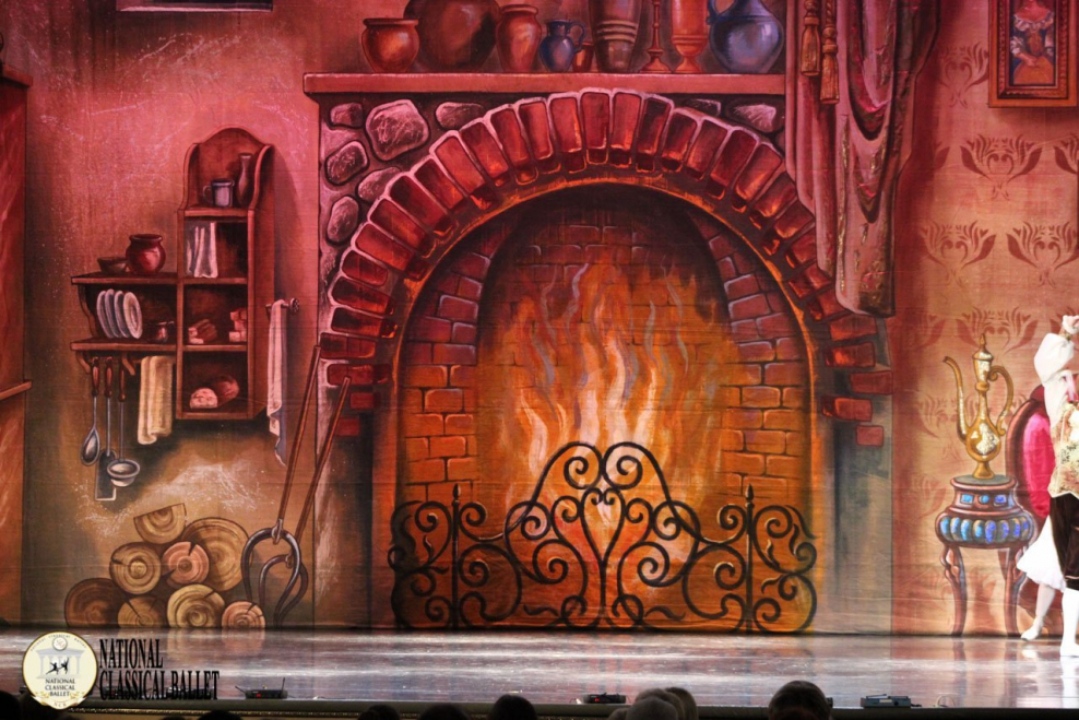 Темная комната с камином