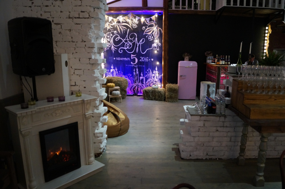 Камин с книжными полками