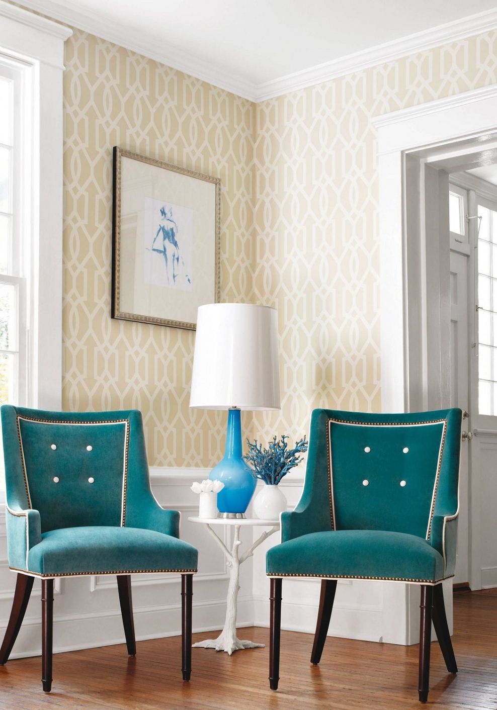 Интерьер с бирюзовым креслом