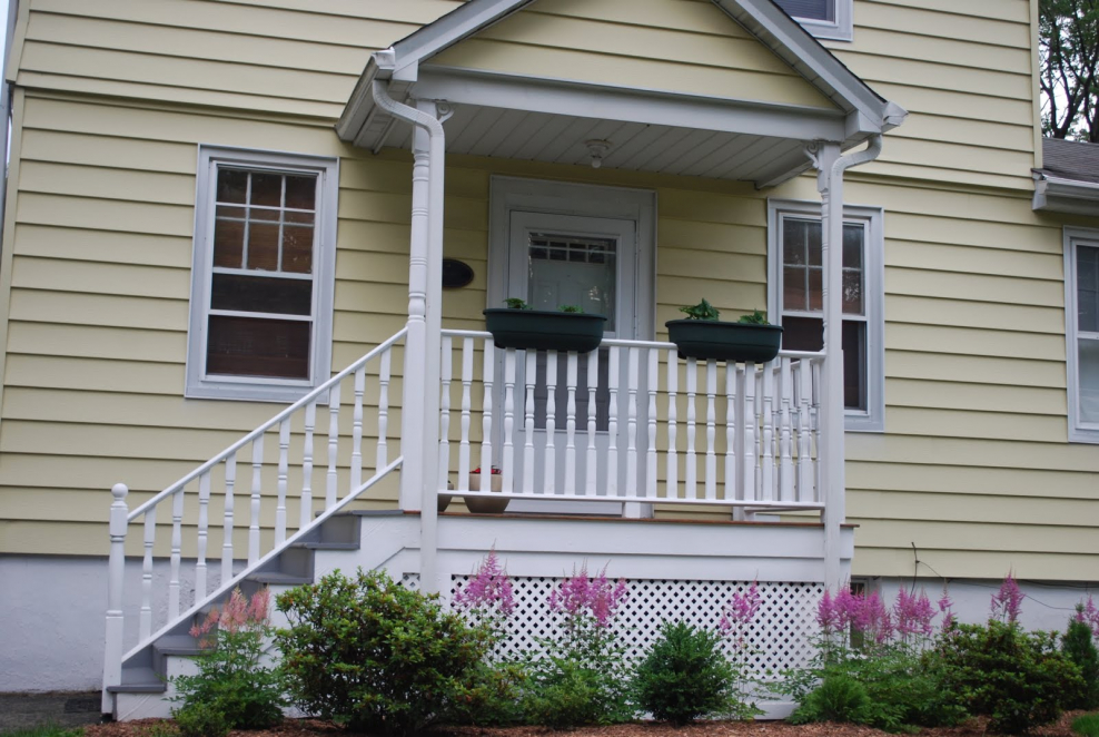 Крыльцо обшитое сайдингом