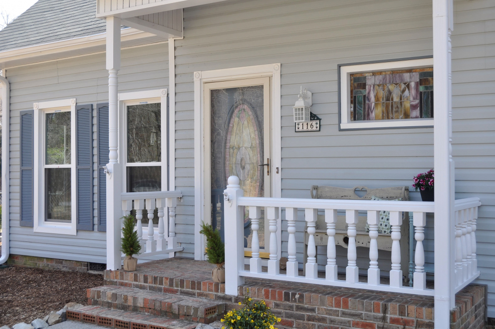 Отделка крыльца сайдингом