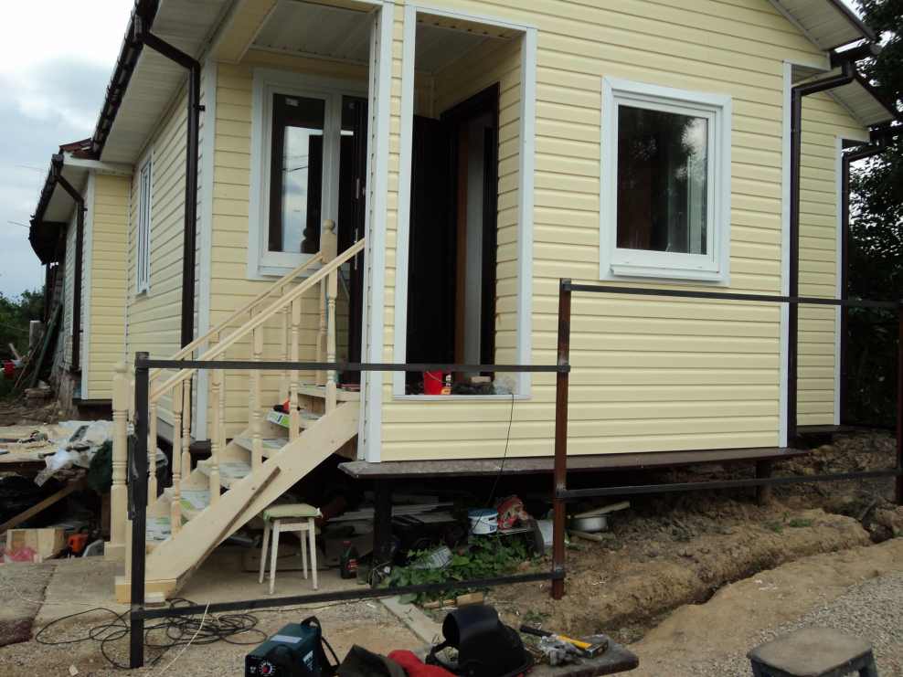 Крыльцо для дома из сайдинга