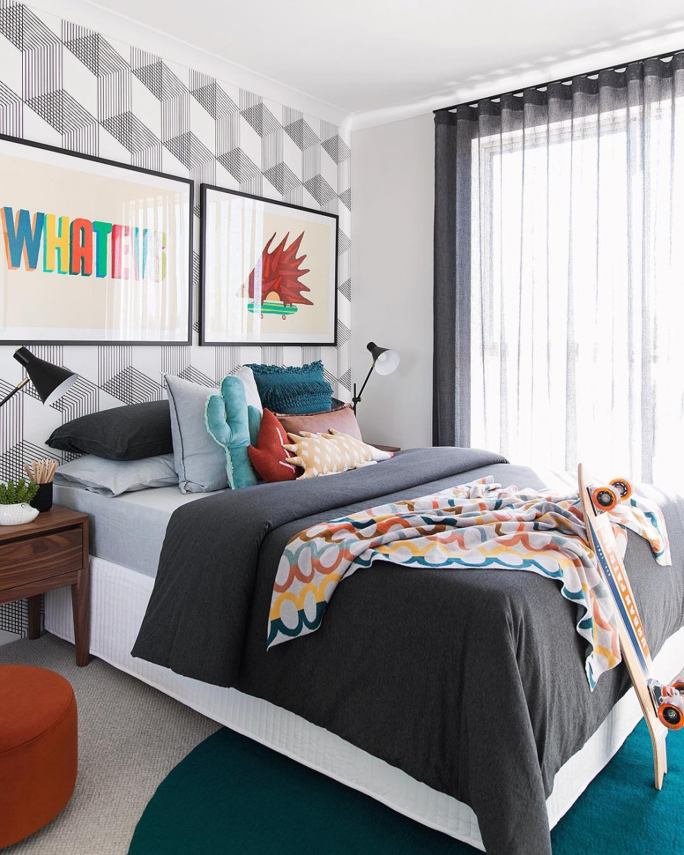 Спальня с яркими акцентами
