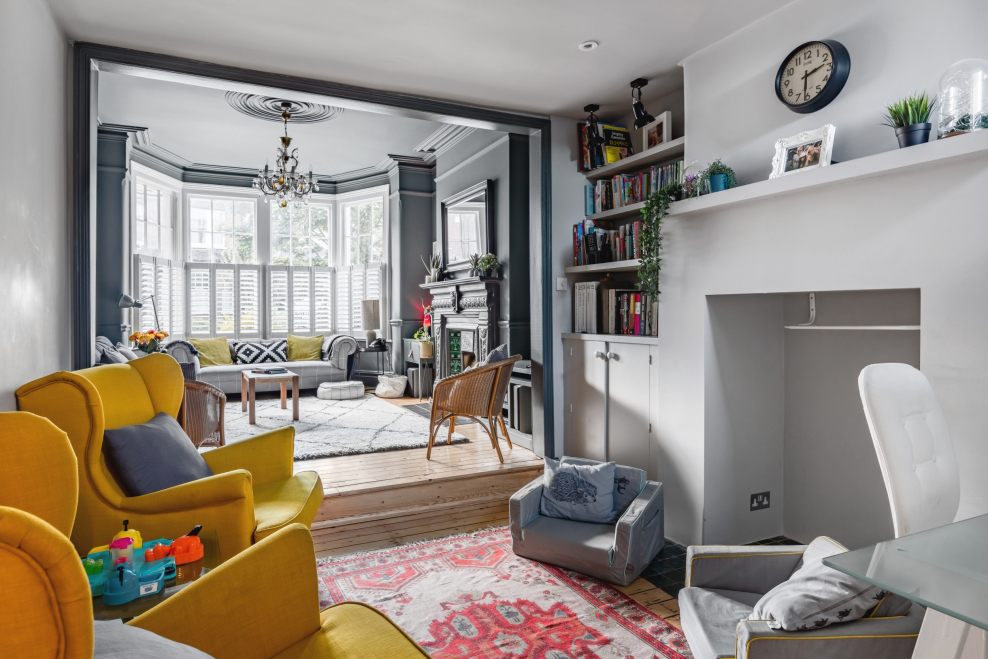 Интерьер в сером цвете с яркими акцентами