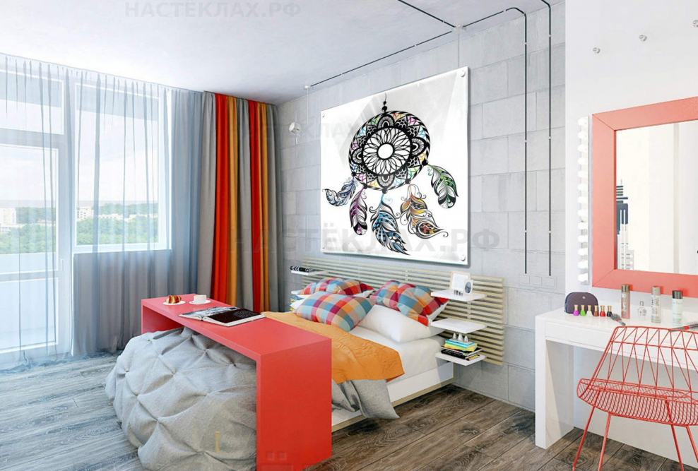 Белая комната с яркими акцентами