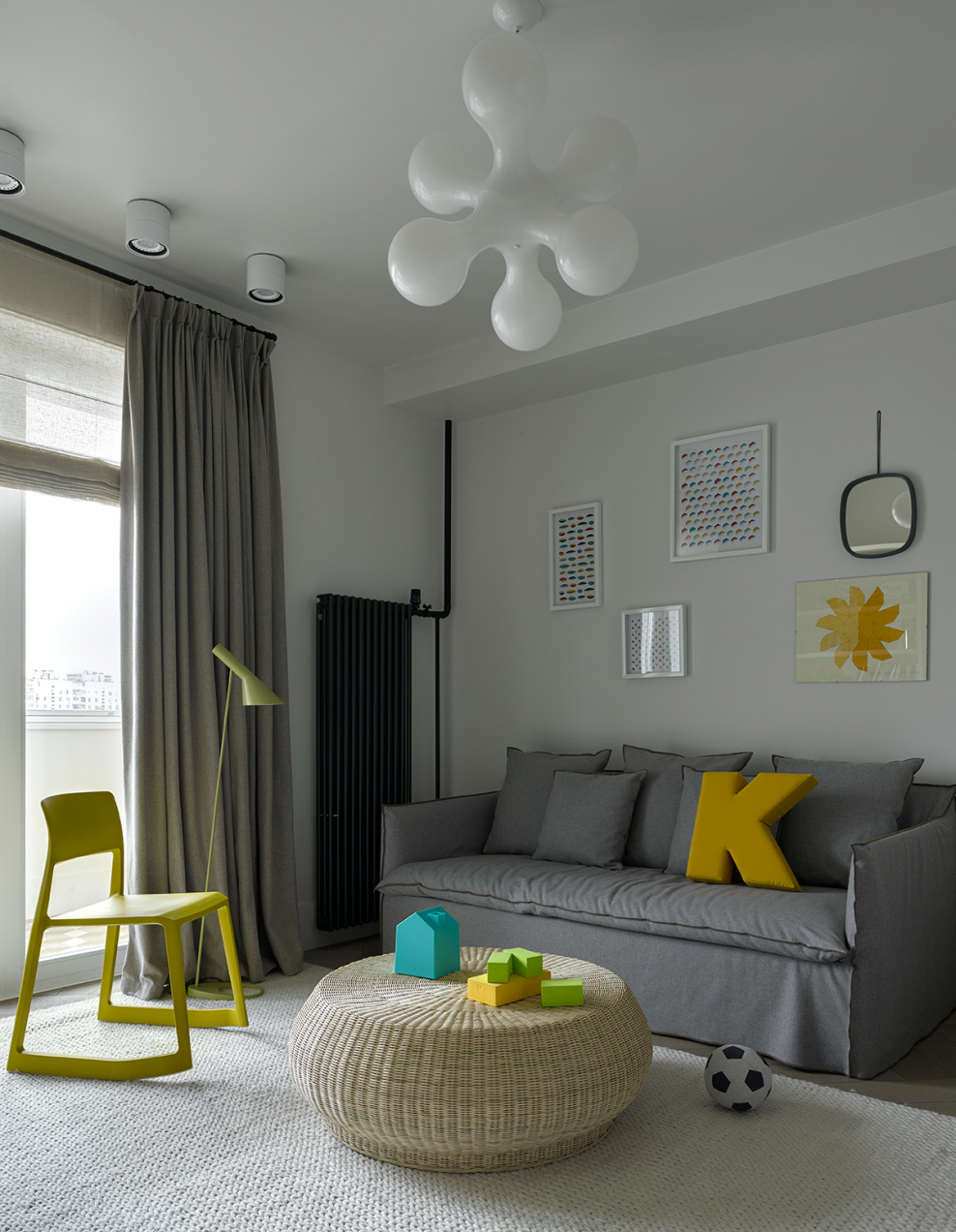 Спальня с яркими акцентами