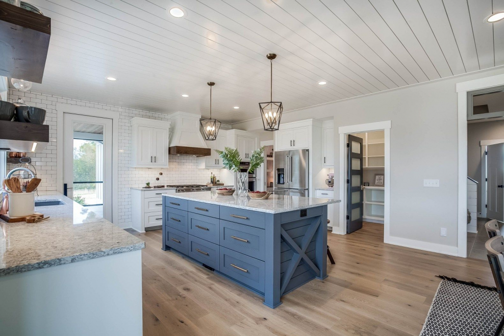 Синяя деревянная кухня