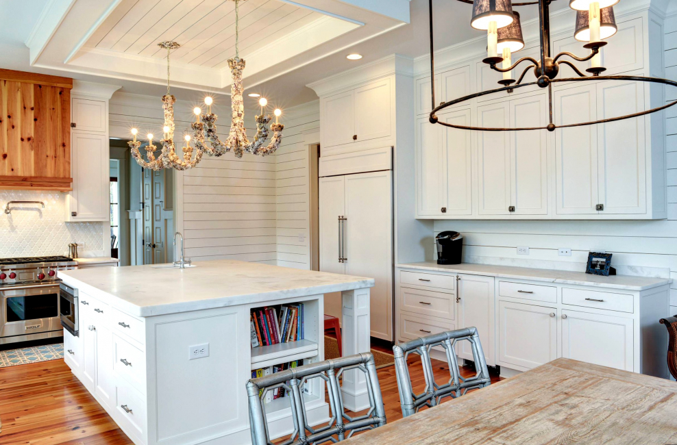 Белая кухня и отделка вагонкой