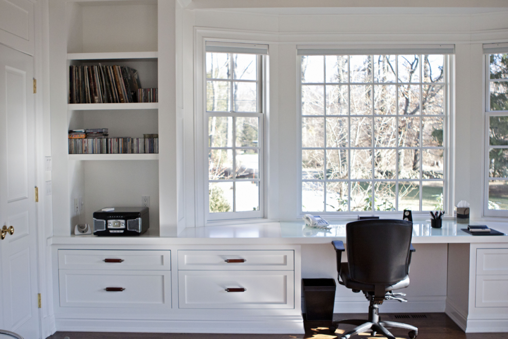 Кухня с пеналом у окна