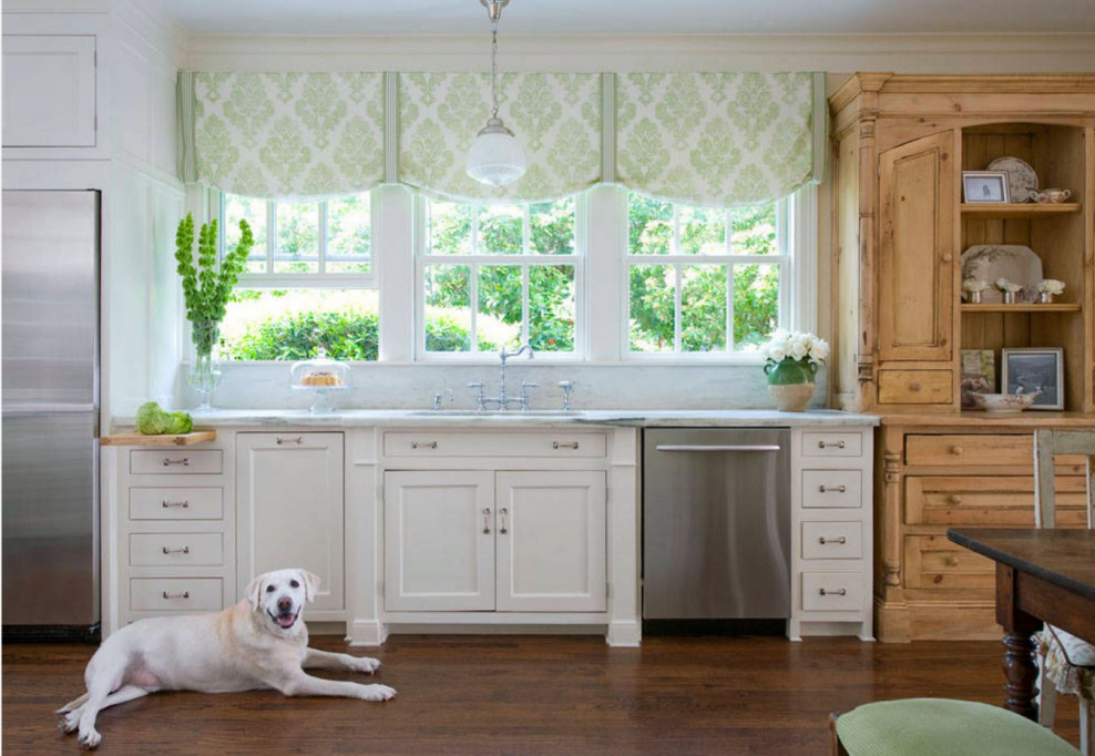 Шкаф возле окна