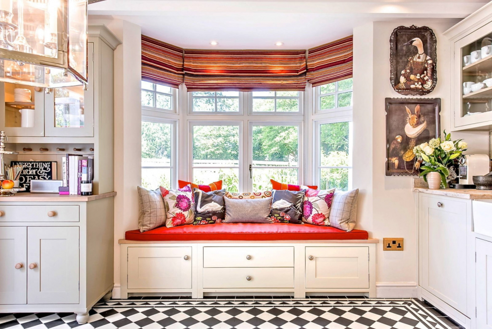 Подоконник диван в гостиной