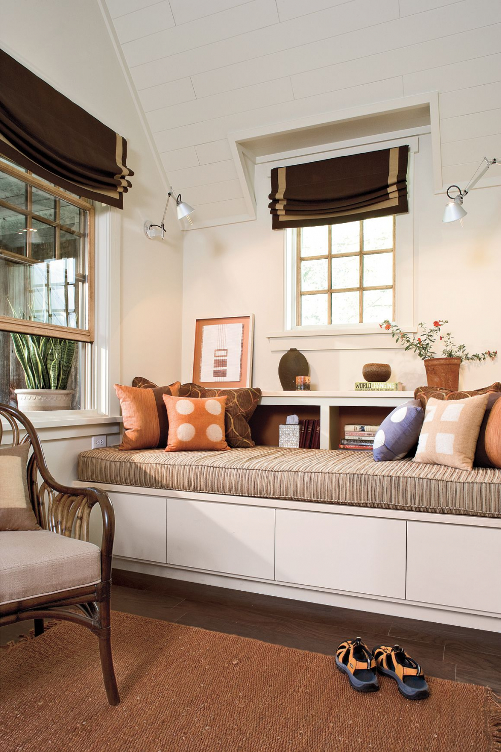 Интерьер угловой кухни с окном