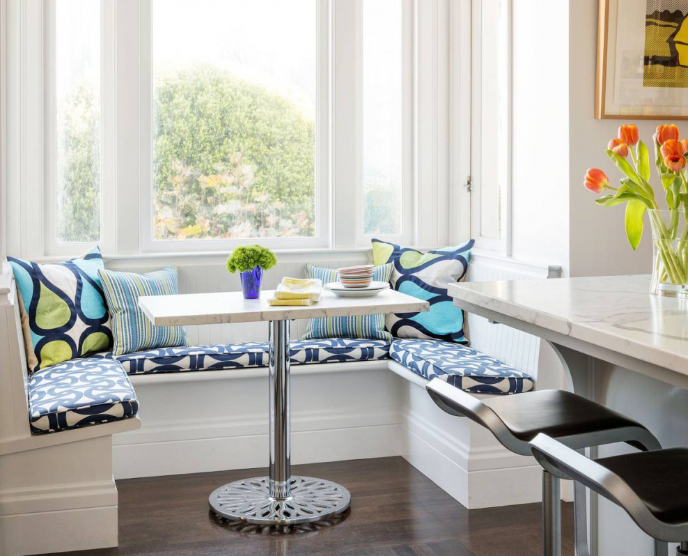 Стол у окна