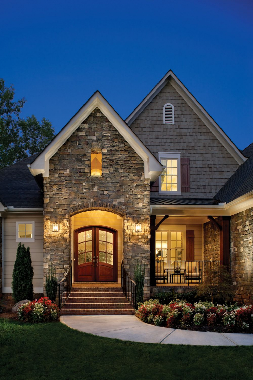 Красивый загородный дом