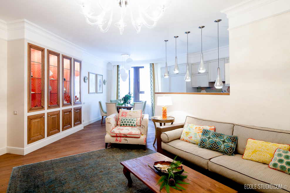 Гостиная в стиле современная классика с угловым диваном