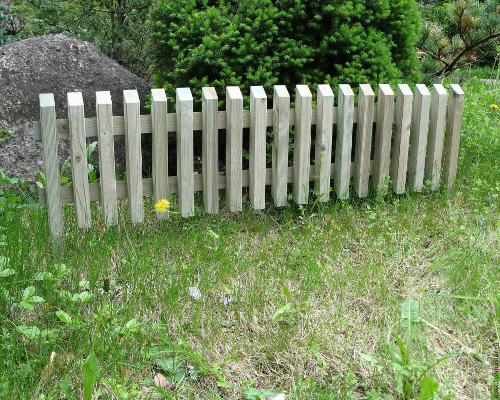 Деревянный заборчик