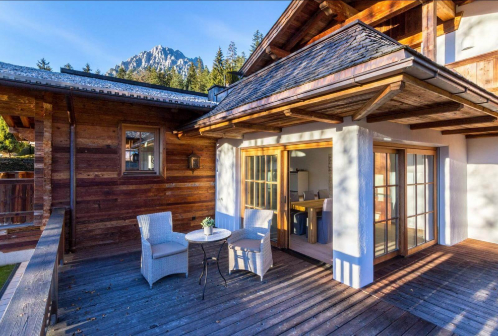 Деревянный домик на склоне