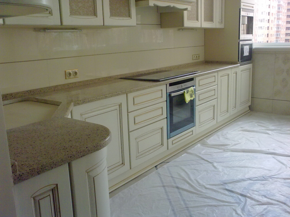 Белая кухня столешница травертин