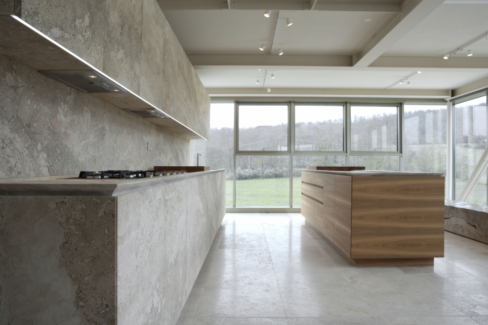 Травертин на кухне