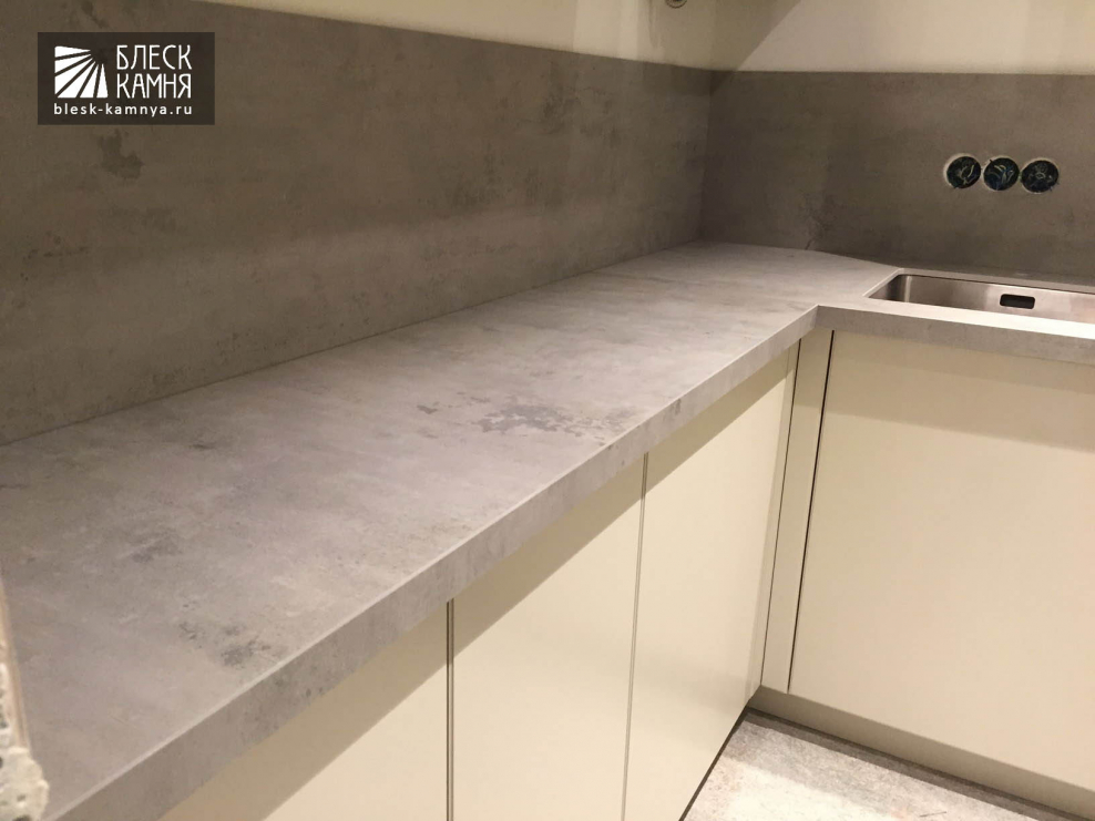 Кухня со столешницей травертин греческий