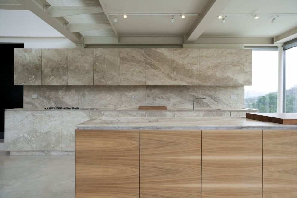 Белая кухня столешница сосна