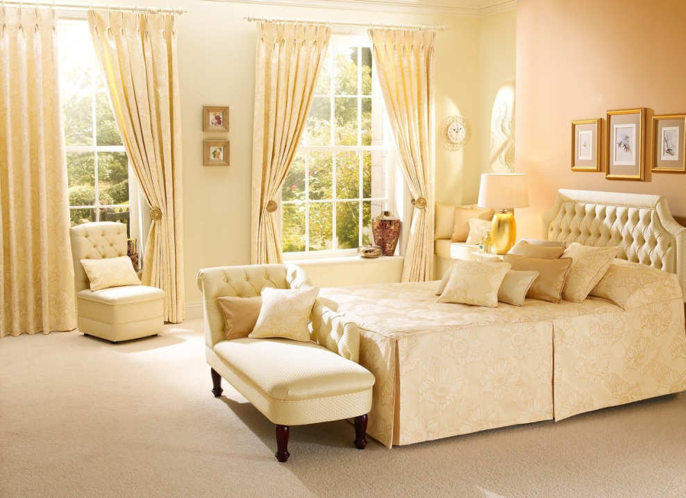 Спальня в теплых тонах